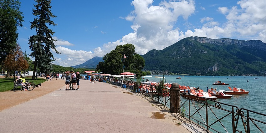 Peaceful scenery at Jardins de l’Europe, a serene escape and one of the things to see in Annecy, France.