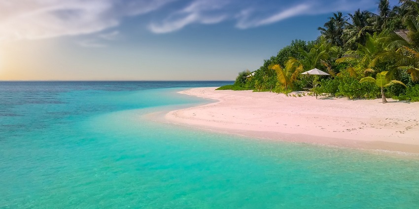 An image of a beach similar to Playa Condesa, the best thing to do in Acapulco.