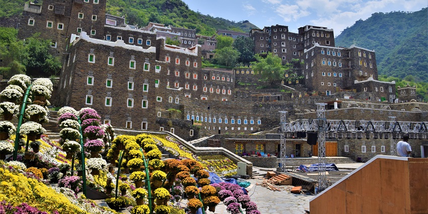 Rijal Almaa gives the town a vibrant look which sits in the lap of the surrounding hills.