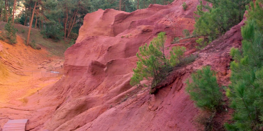Colourful ochre cliffs on a nature trail – a must among things to do in apt france.