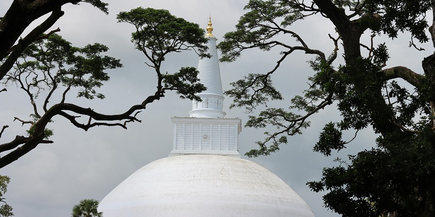 Image of Ruwanweli Maha Seya, one of the best tourist place near the Samadhi Buddha Statue