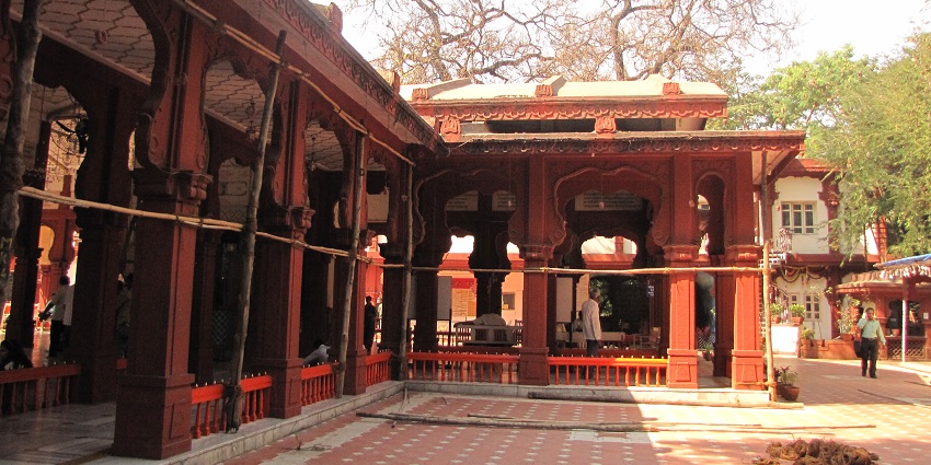 Sarasbaug in Pune featuring the Ganesh temple amid landscaped gardens and calm surrounding
