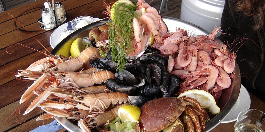 Seafood boodle fight, among the popular things to do in San Vicente, Palawan this year.