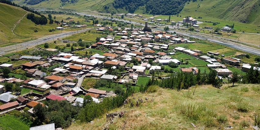 Giant stone heads carved with faces, placed outdoors one of the most artistic things to do in Kazbegi.