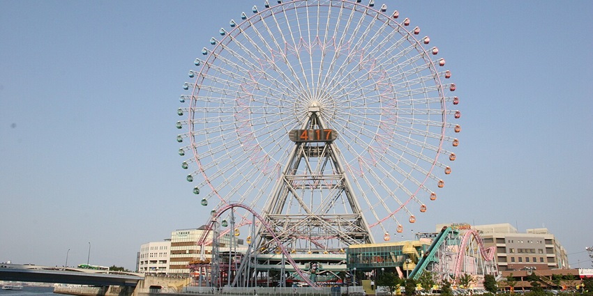 A ride on a large Ferris wheel at Cosmo World amusement park, one of the top things to do in Yokohama.