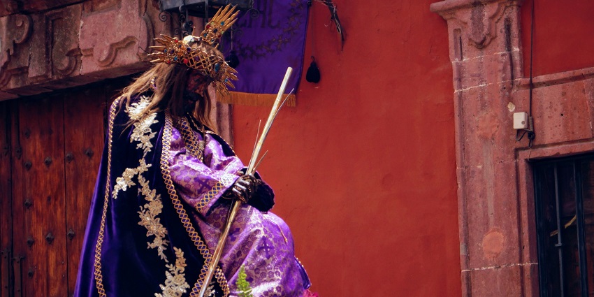 Holy Week procession in San Miguel de Allende, 2015, resembles religious festivals in Ecuador’s vibrant celebrations.