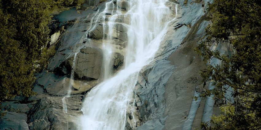 A view of the water of the tall Shannon Falls plunging beautifully and defining its beauty.