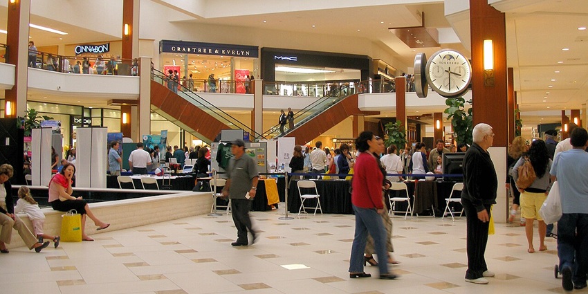 Image of Shoppers in Aventura Mall: shopping here is one of the best things to do in Aventura, Florida.
