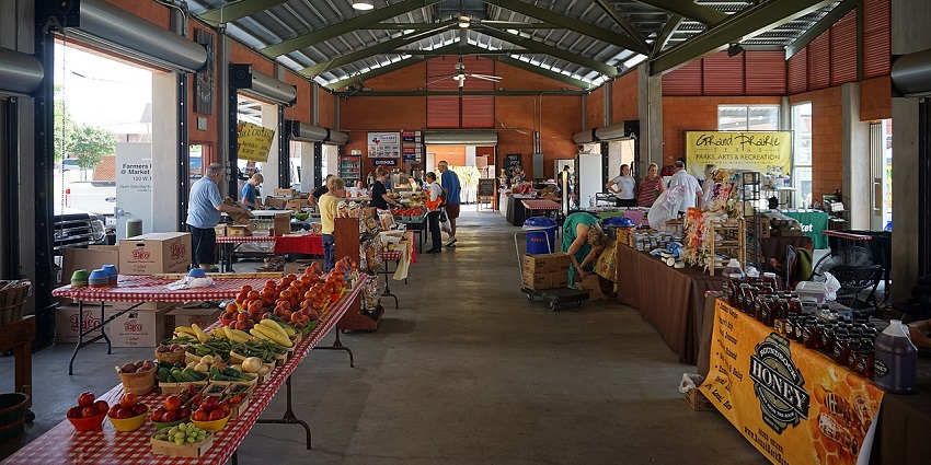 Experience the Carbondale Community Farmers Market- fresh finds and local flavours await.