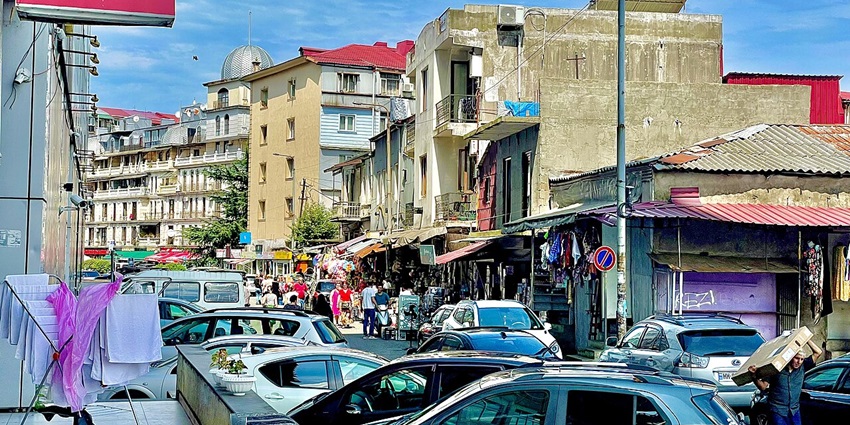 An image of a market resembling Zelyony Bazaar, a famous thing to see in Almaty in September.