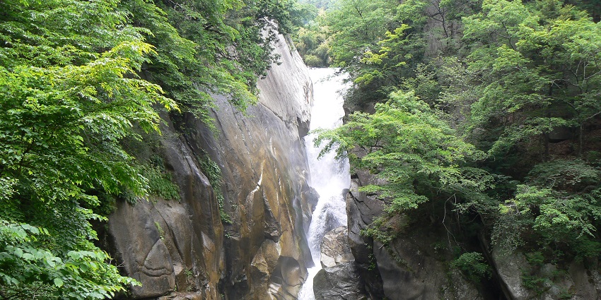 A spectacular view of Shosenkyo Gorge, the best place to visit this valley in Japan for hiking.