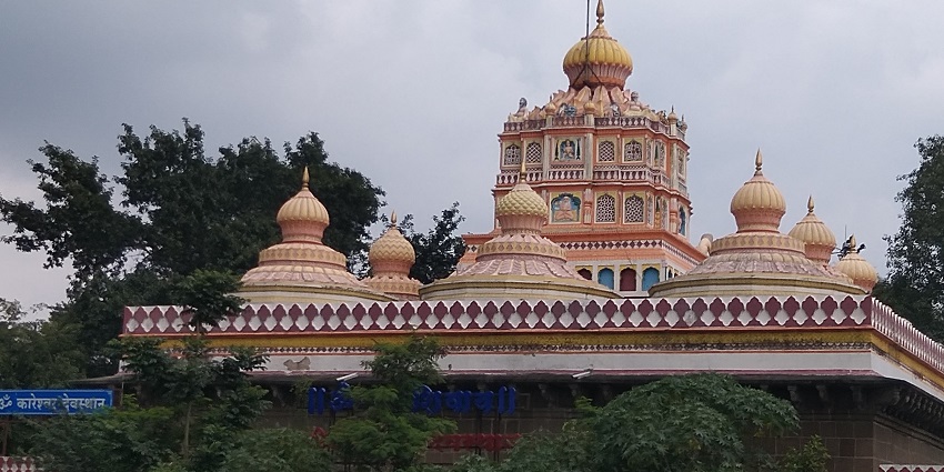 Omkareshwar Mandir in Pune with detailed spires beside the flowing Mutha River and old ghats