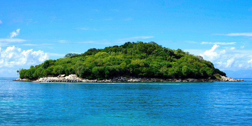 An image showing La Roqueta Island, one of the best things to see in Acapulco.