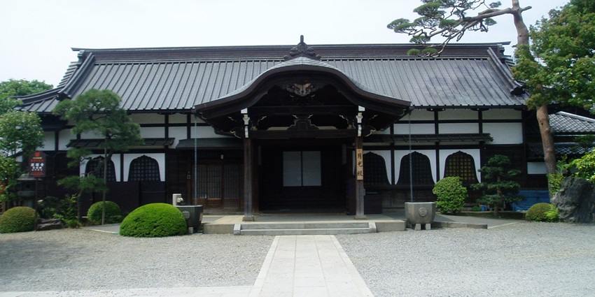 Wander peaceful grounds and admire Edo-period architecture at this centuries-old temple.