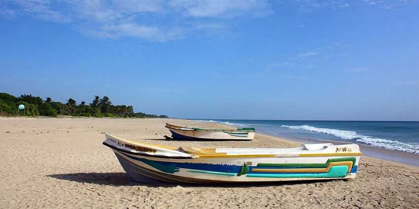 Golden sands and turquoise waters of Nilaveli Beach, ideal for sunbathing and swimming, are among the best things to do in Trincomalee.