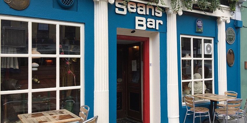 Image of stunning Sean’s Bar with stone walls, one of the popular things to do in Athlone.