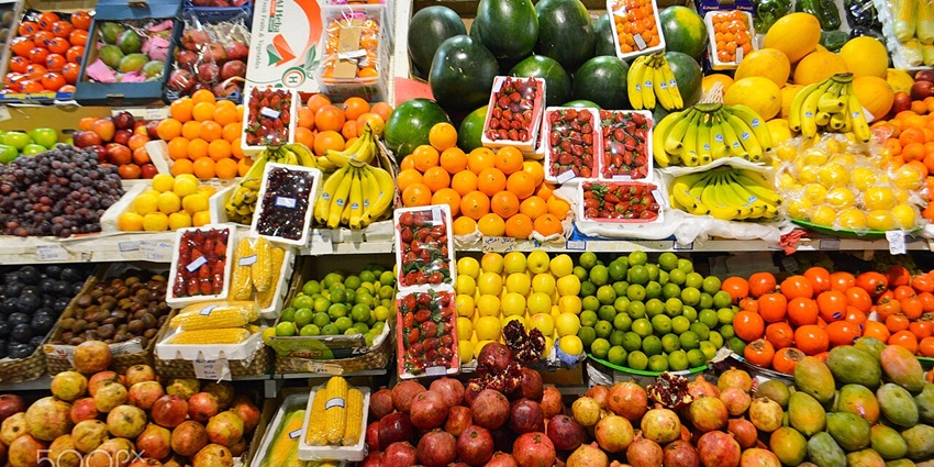 Things to do in Positano include browsing colourful fruits, citrus baskets, and handmade limoncello at Positano’s iconic coastal fruit stand.