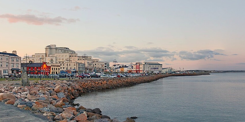 Take a seaside walk along the Bay, known for its views, and refreshing Atlantic breeze.