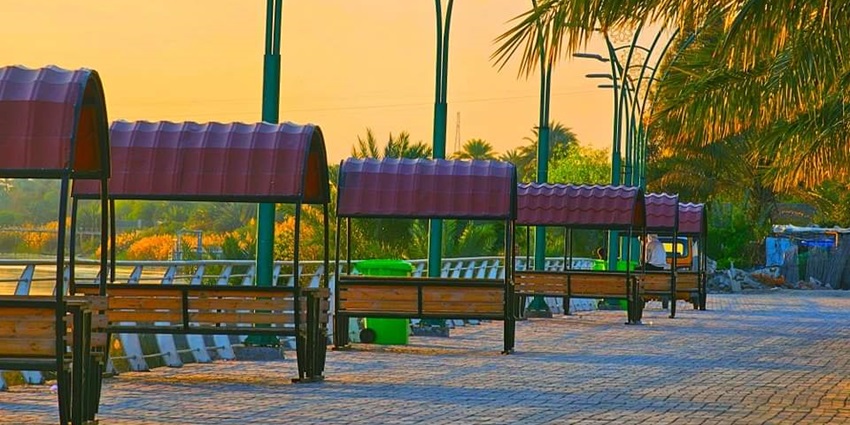An image of people strolling along Corniche, one of the things to do in Abu Dhabi in January.
