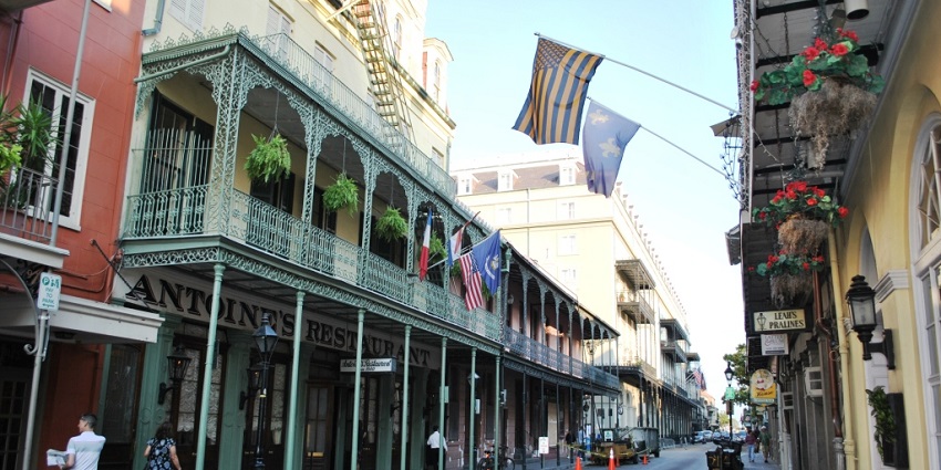 Walk through the French Quarter’s cobbled streets, colorful buildings, and vibrant cultural atmosphere, among the best things to do in New Orleans.