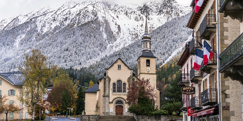 Quaint streets lined with alpine boutiques, cosy cafés, and stunning mountain vistas.