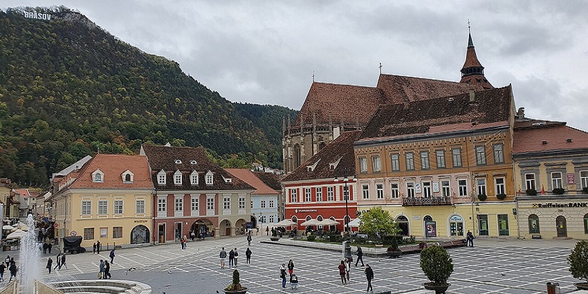 Exploring the Council Square is one of the best things to do in Brașov, with historic buildings.