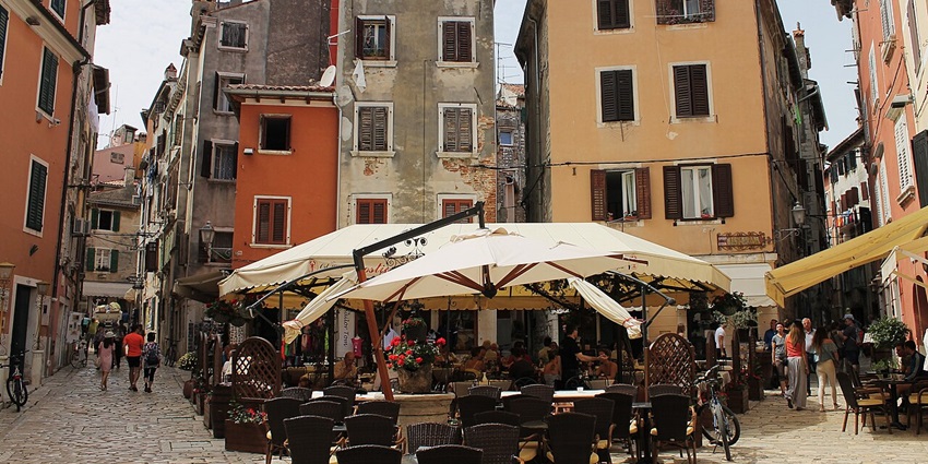 Annecy’s Old Town showcase the charm of the famous things to do in annecy france.
