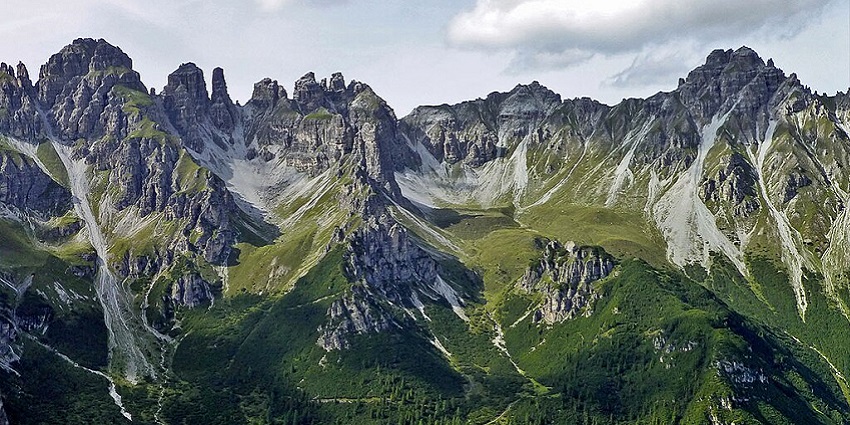 An image of Stubaital Valley, a beautiful valley in Austria and a top spot for skiing.