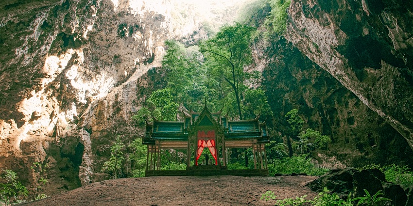 Suwan Khiri Wong Temple has studded statues and decorations, showing Thai architecture.