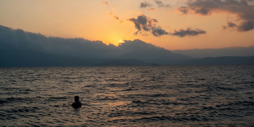 A tourist swimming along the beach at Koh Payu Island, a relaxing thing to do in Similan.