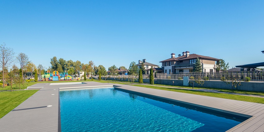 An image of the famous Swan Hill Outdoor Pool, the best place to relax, unwind and chill.