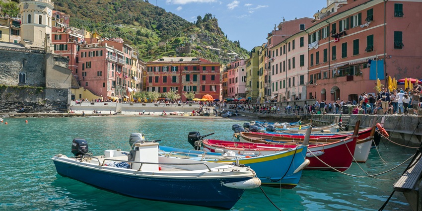 Sail along the coastline to admire the villages, the best things to do in Cinque Terre.