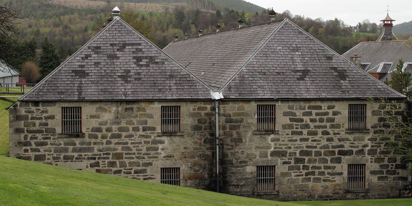 Visit the Glenfiddich Distillery with your loved ones, among things to do in Speyside.