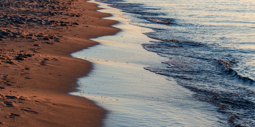 An image resembling the Ngala Rocky Beach, which is among the things to see in Bakau.