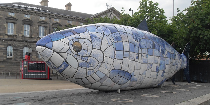 Posing and clicking at this huge fish statue is one of the fun things to do in Swan Hill.