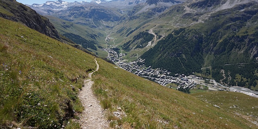 An image of Tarentaise Valley, a famous place to visit in France for skiing and natural beauty.