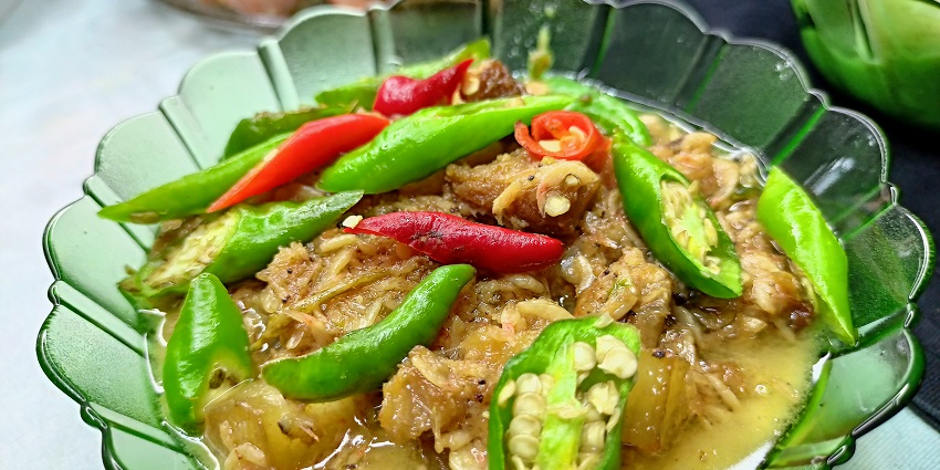 A delicious dish, ideal for savouring Bicolano cuisine's spicy, rich flavours