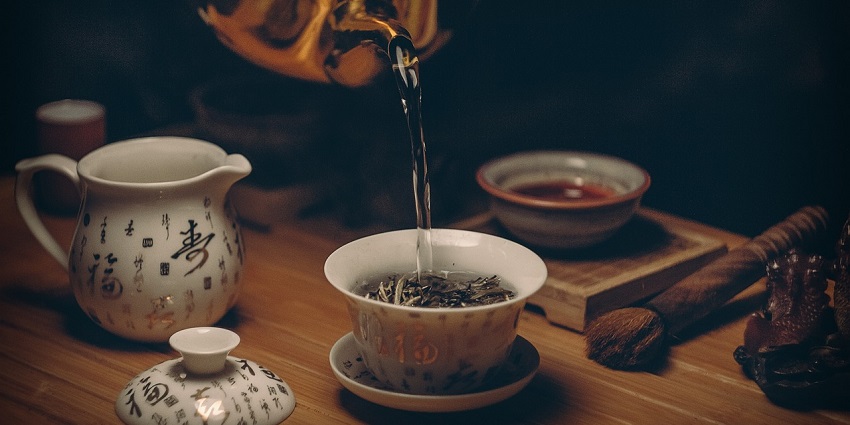 An image showing a teapot set, a traditional thing to buy in Sri Lanka.