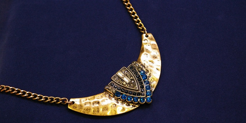 An image resembling Thai silver jewellery, including a trinket, is the best thing to buy in Phuket