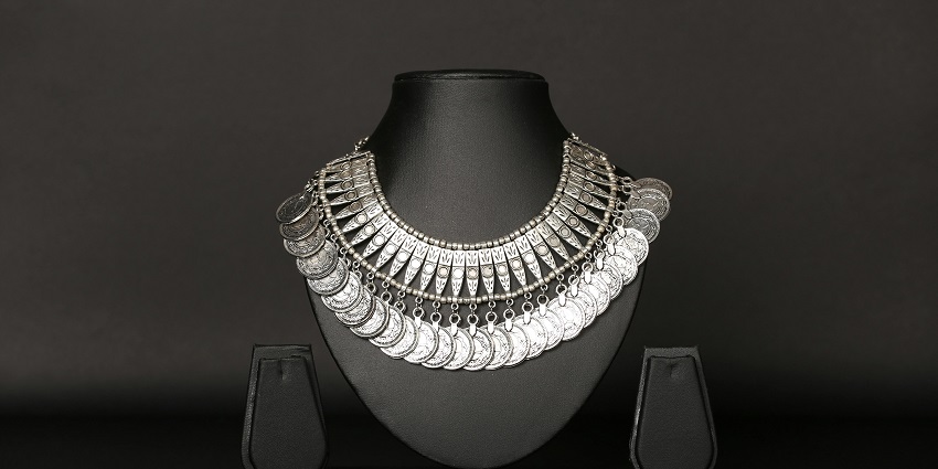 An image of a Thai silver necklace, a famous thing jewellery lovers can buy in Thailand.