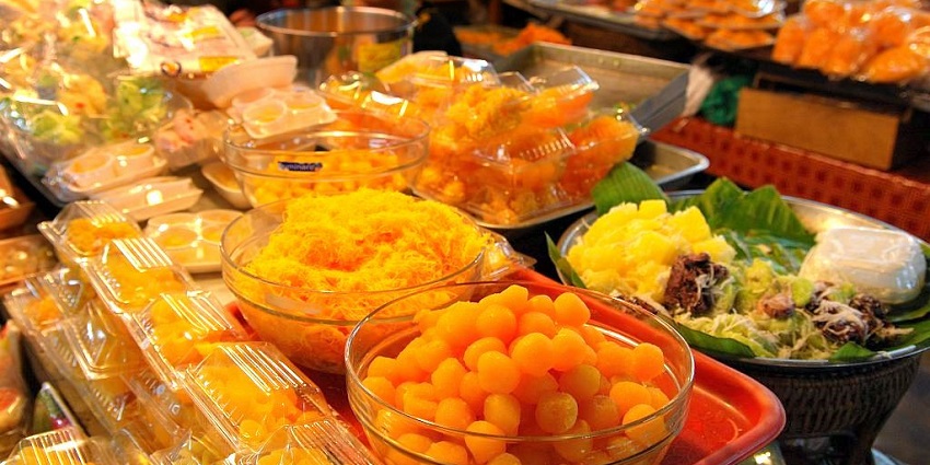 image of assorted Thai snacks and sweets highlighting famous things to buy in Thailand.