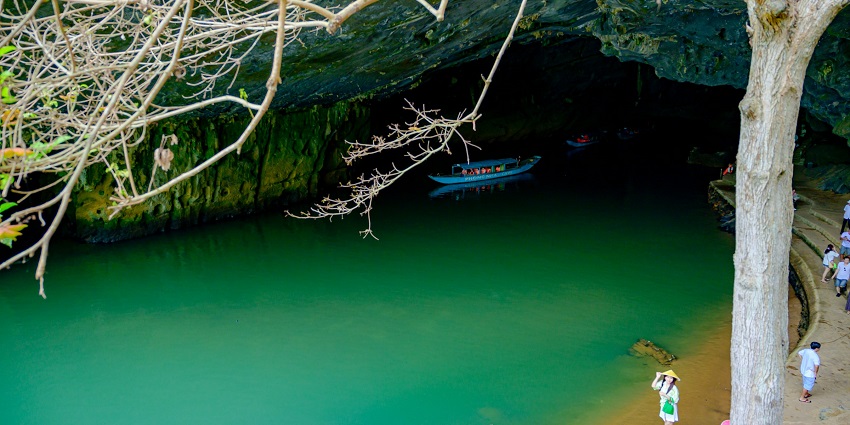 An image of stalactites around the natural Tham Pha Thao cave entrance