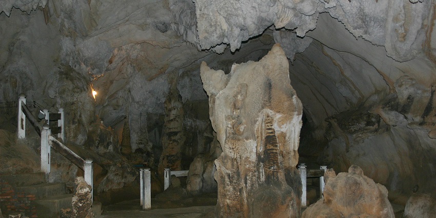 An image of the elephant-shaped rock inside Tham Xang cave, one of the caves in Laos