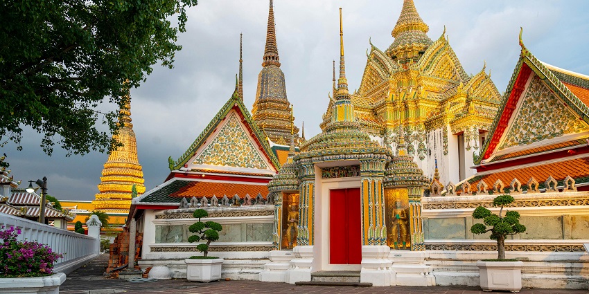 Temple of the reclining Buddha, one of the top places to visit in Bangkok in October.