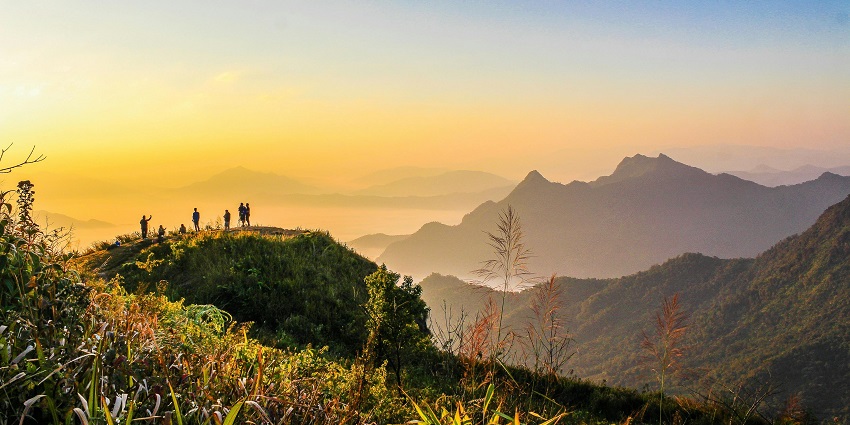 Phu Chi Fa offers unforgettable moments above the clouds, where vibrant skies and peaceful breezes define Thailand’s mountain paradise.