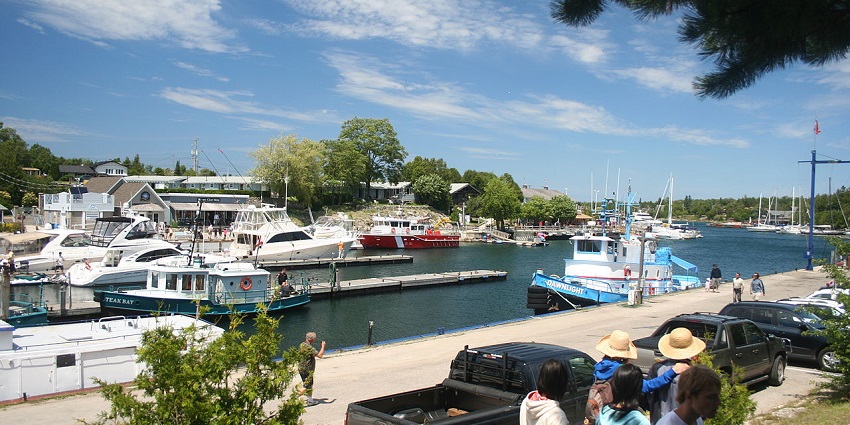 A picturesque harbor town with crystal-clear waters, among the places to visit near Toronto.