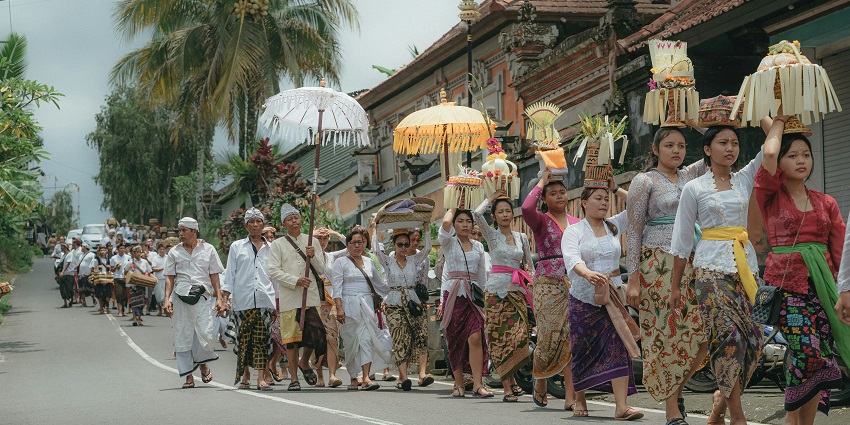 A group of people performing farewell rites as a part of Toraja Funeral Festival.