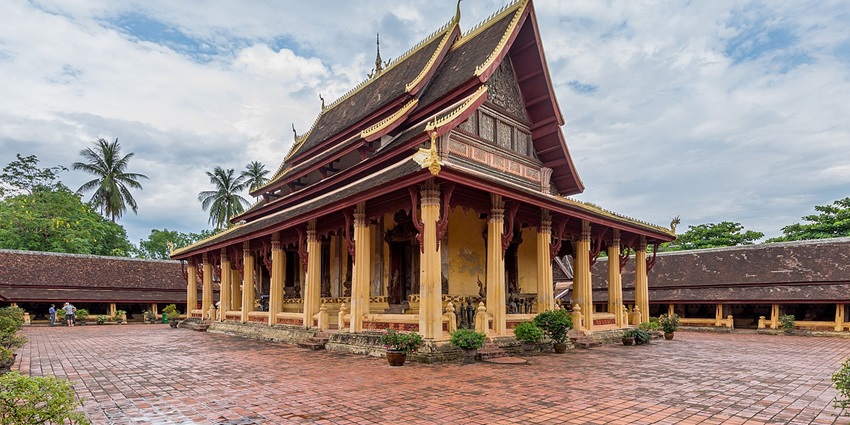 Oldest temple in Vientiane, known for its wall of thousands of Buddha images.