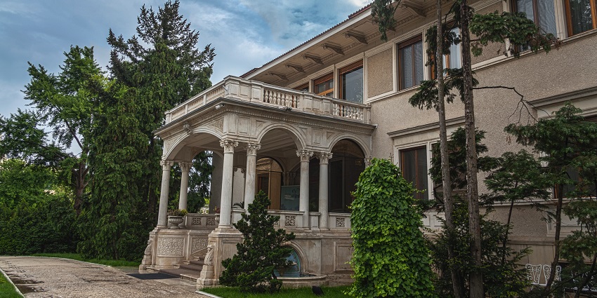 Tour the Primăverii Palace, once the residence of Romania’s former dictator Nicolae Ceaușescu.