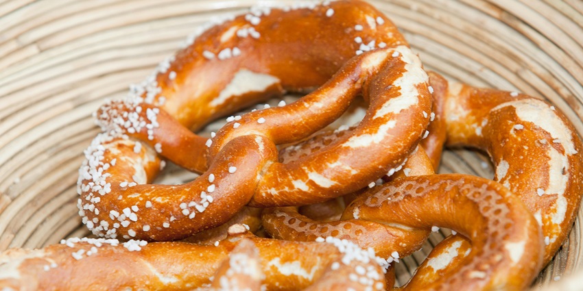 Image of a basket filled with pretzels covered in powdered sugar